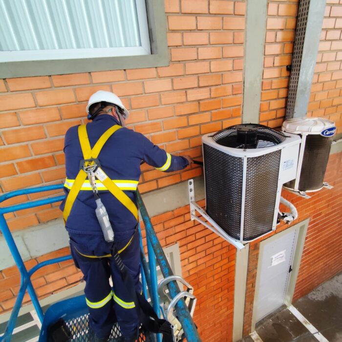 Pode deixar o ar-condicionado ligado o dia todo na empresa?