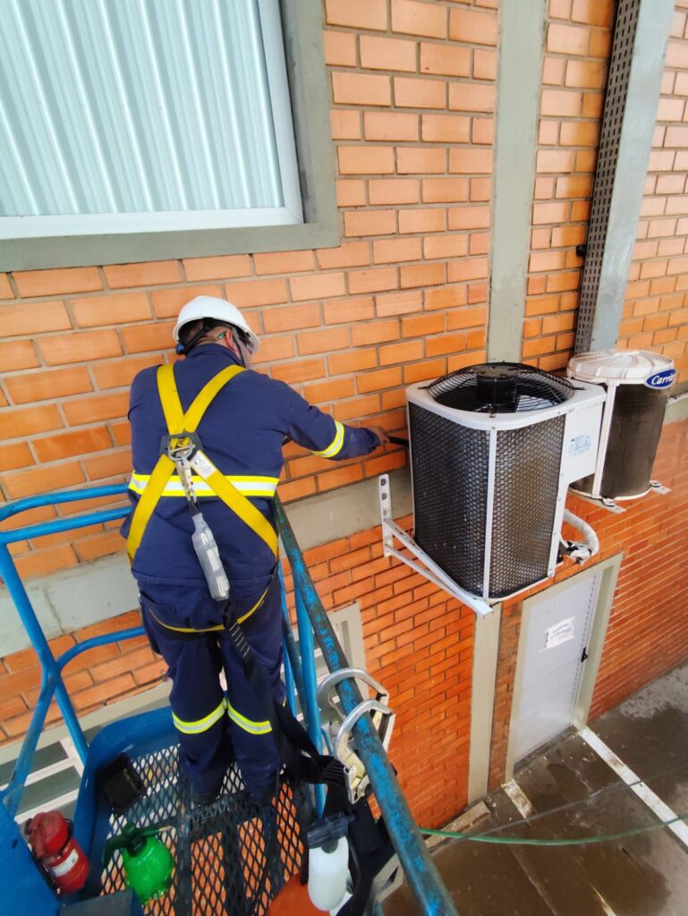 Pode deixar o ar-condicionado ligado o dia todo na empresa?